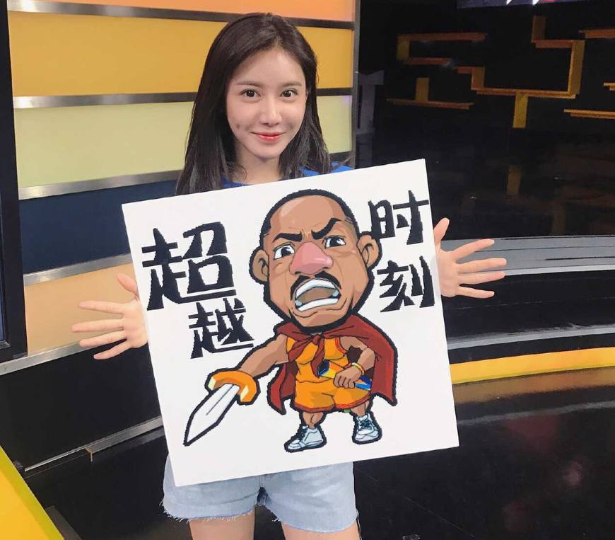 美娜穿浓眉球衣,美娜选球衣