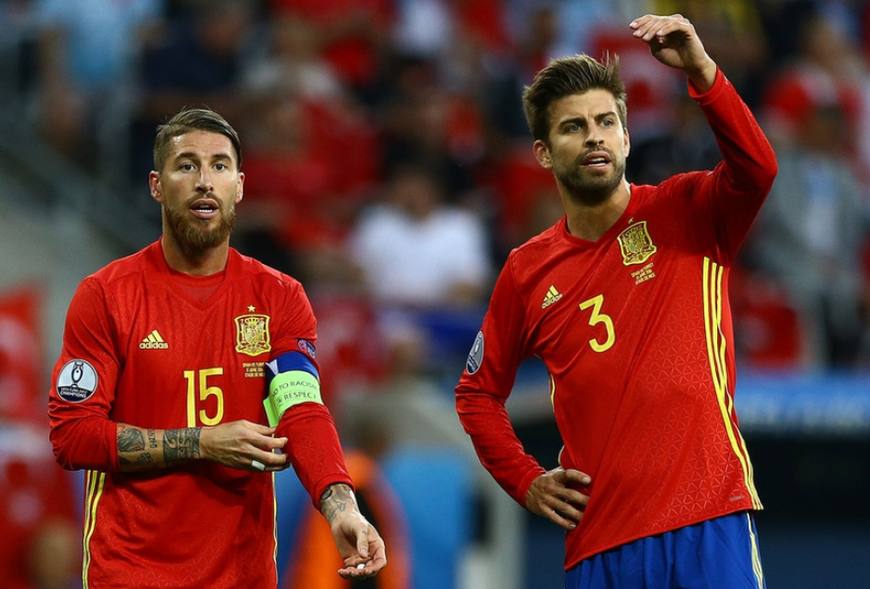 皮克看穿c罗假摔是哪场比赛,c罗假摔后强忍着不笑皮克