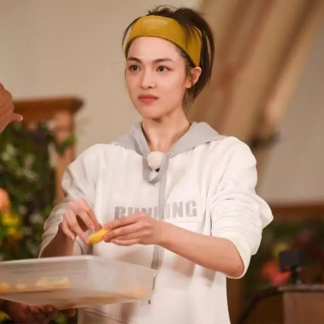 发带这样戴不会掉而且还很好看,发带需要这样戴