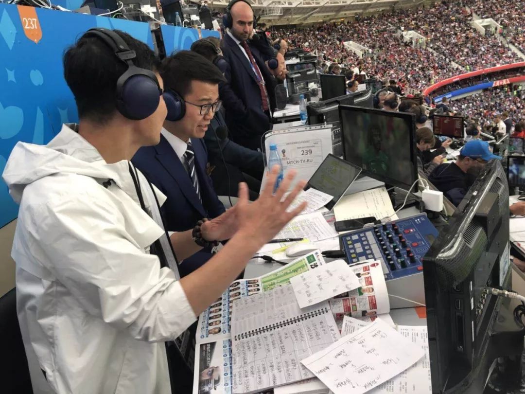 小布接受采访,小布央视