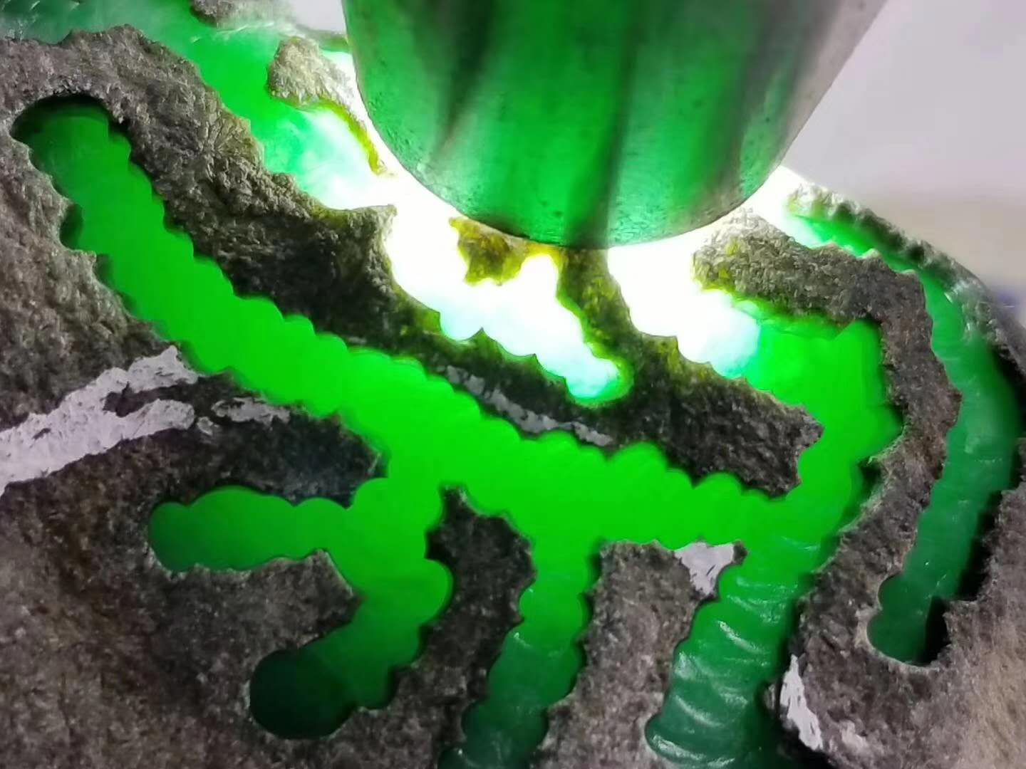 翡翠内幕缅料,翡翠原石揭秘高绿背后的陷阱