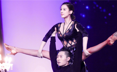 黄圣依带儿子踢足球却被一双大长腿抢镜