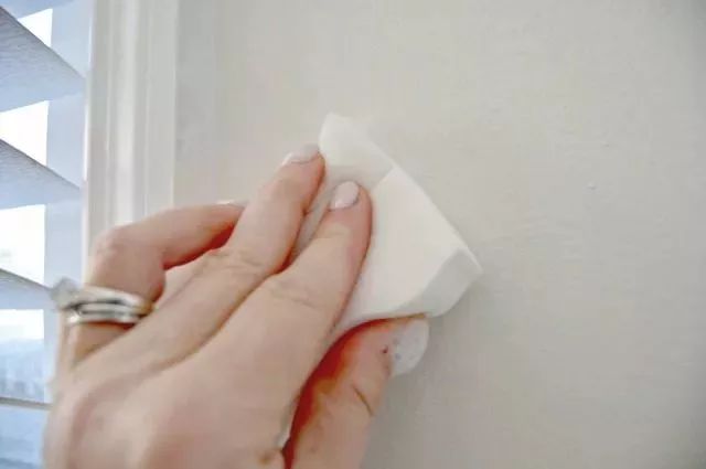 白墙弄脏了怎么把它变白不用白酒,白墙孩子给弄脏了有什么能变白