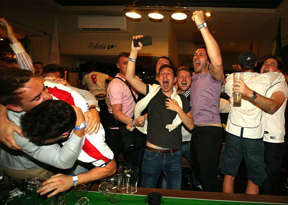 英格兰球迷庆祝阿根廷夺冠,英格兰球迷疯狂庆祝女足