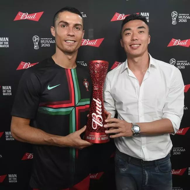 陈奕迅为林俊杰颁发金曲奖,陈奕迅颁奖世界杯