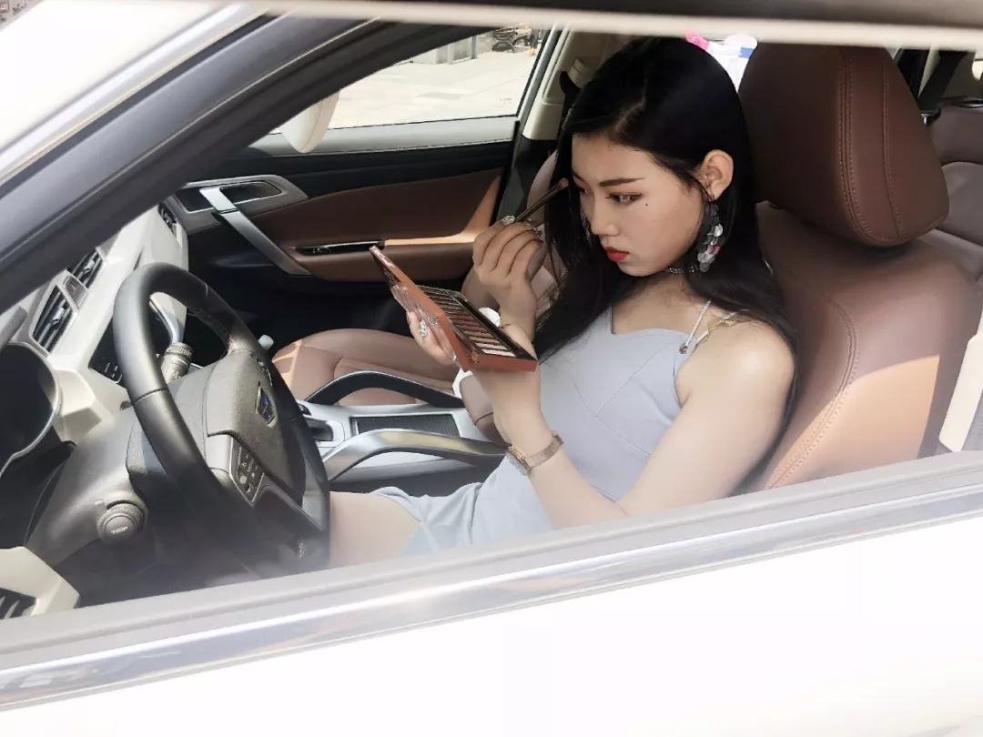 看花样女司机秒变足球宝贝，玩转世界杯！