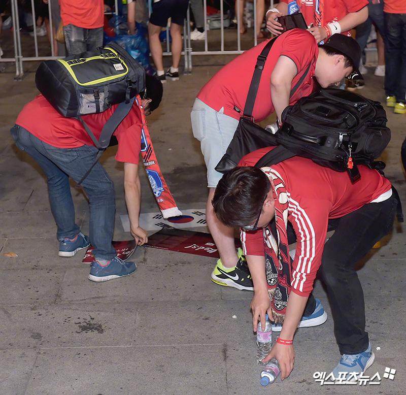 素质高！2.5万韩国球迷齐聚光化门看球输球后捡走垃圾光洁如新