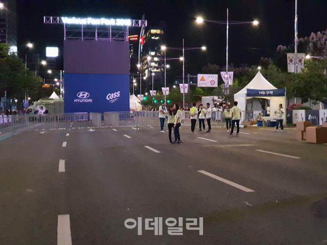 素质高！2.5万韩国球迷齐聚光化门看球输球后捡走垃圾光洁如新