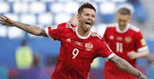 金发红唇！世界杯美女大使助威巴西，她的前夫是俄罗斯队10号