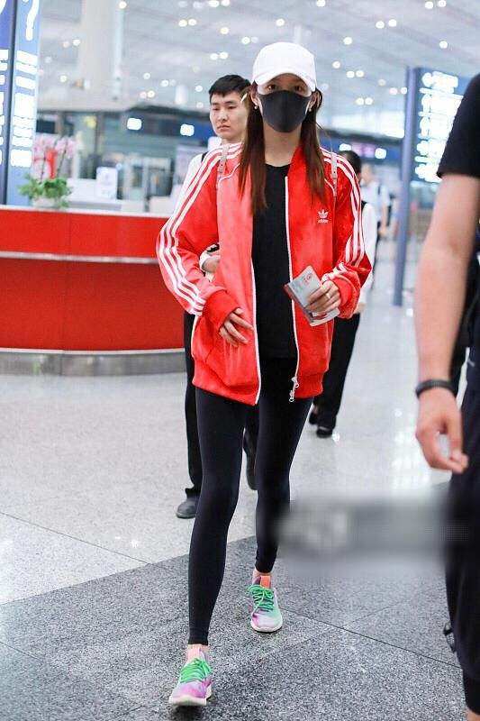 本以为迪丽热巴惊艳全场,迪丽热巴运动风穿搭