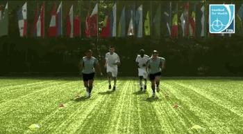 踢球注意脚不要受伤,踢球前热身多久合适