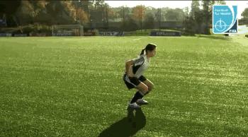 踢球注意脚不要受伤,踢球必做热身