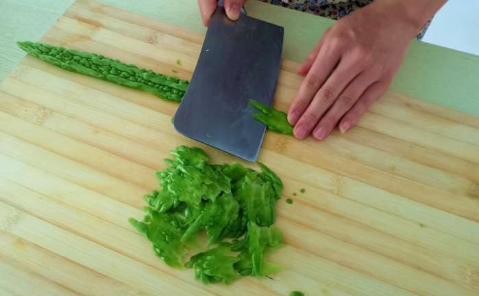 家庭凉拌苦瓜正确最好吃的做法,家常菜凉拌苦瓜的做法大全