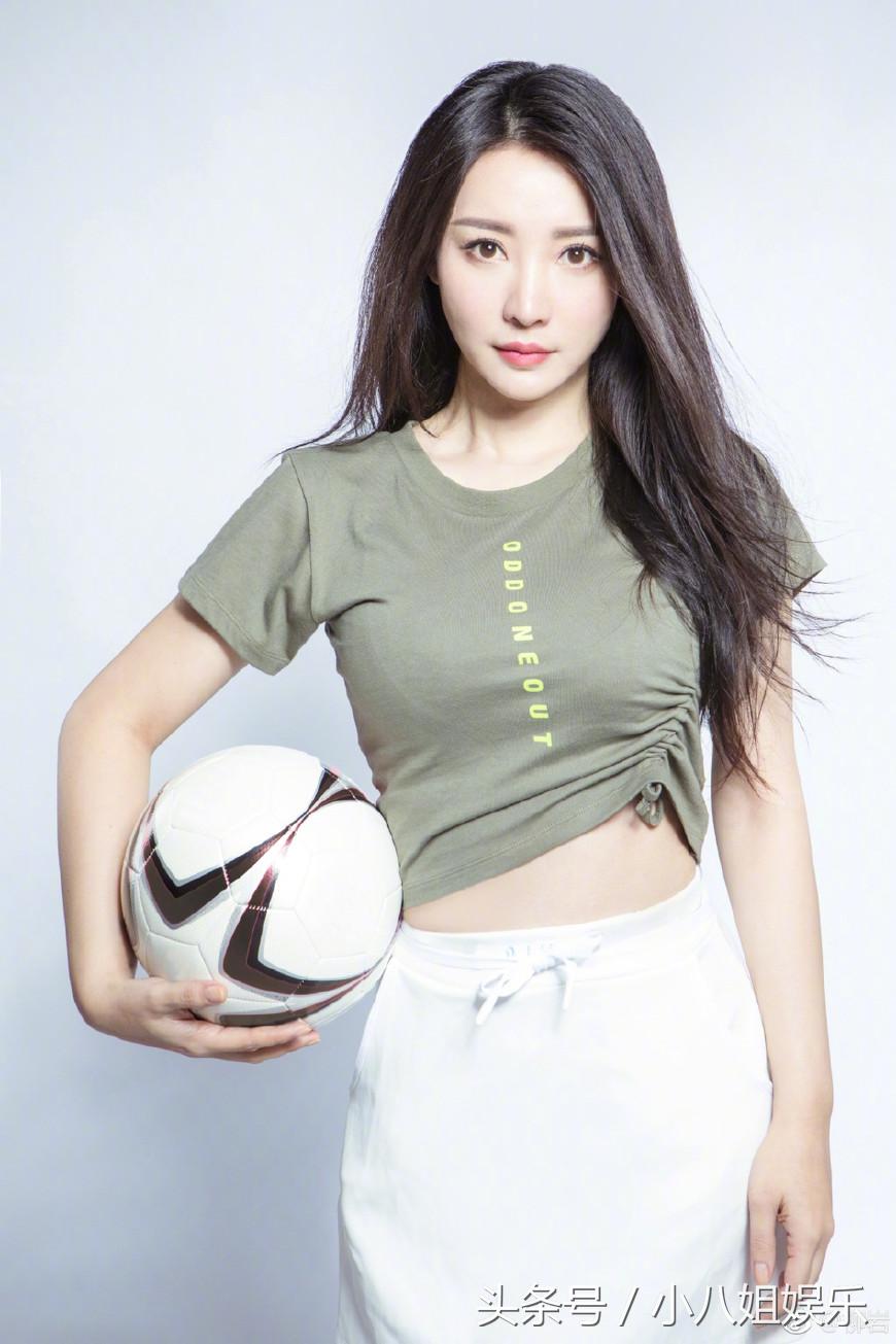 柳岩大片霸气凹造型,柳岩微博晒度假照秀小蛮腰