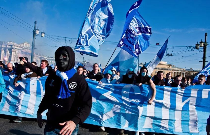 俄罗斯暴打英国足球流氓,俄罗斯足球怎么这么强