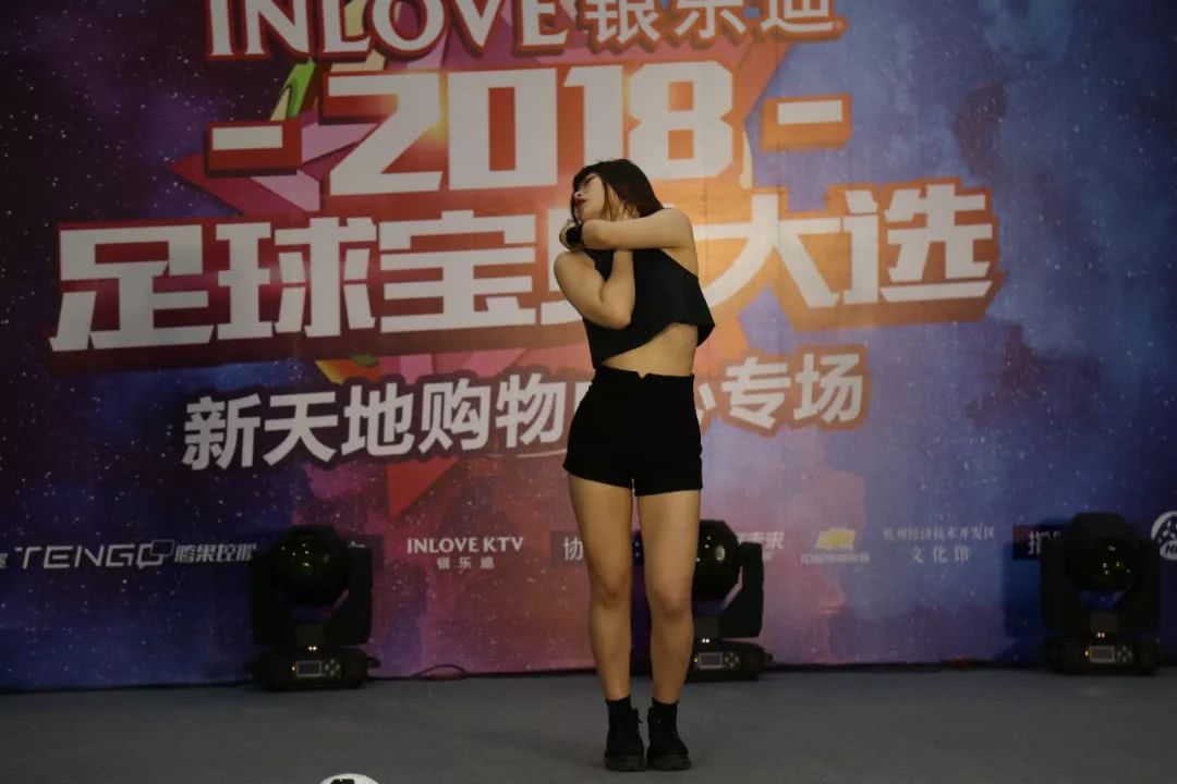 银乐迪新天地店,为世界杯加油足球小宝贝