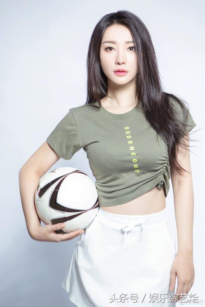 柳岩穿足球衣服,柳岩露脐装跳舞