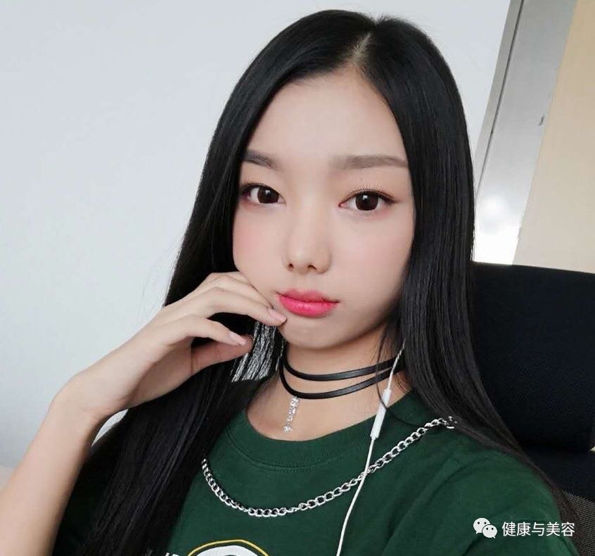 蔡徐坤腮红上热搜！《创造101》小姐姐说腮红用得好，脸小年龄小