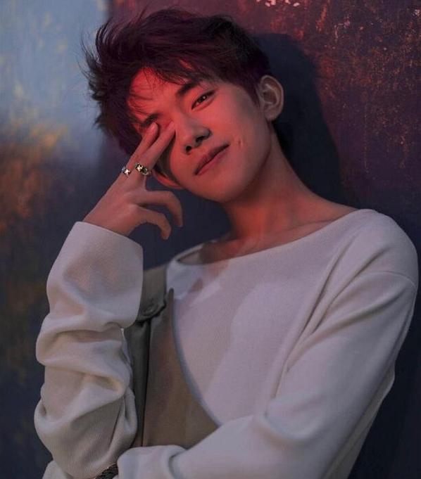 易烊千玺一朵小红花采访完整视频,送你一朵小红花易烊千玺同款外套