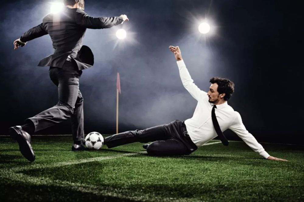 c罗没有进球靠在广告牌上,c罗把球踢得多高