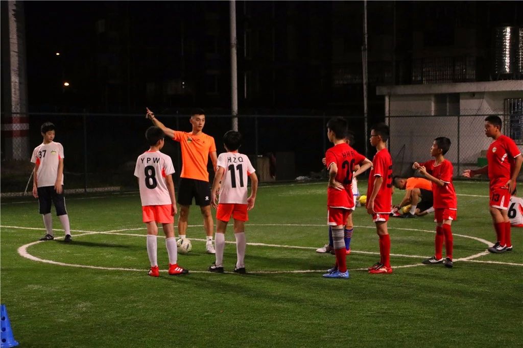 绿茵场追逐足球梦,明明可以靠颜值却偏偏靠努力