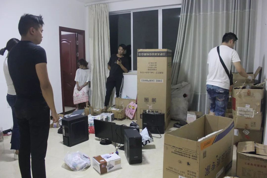 47岁女主播直播贩毒，尺度越大粉丝越疯狂，送花送游艇送*毒冰**！