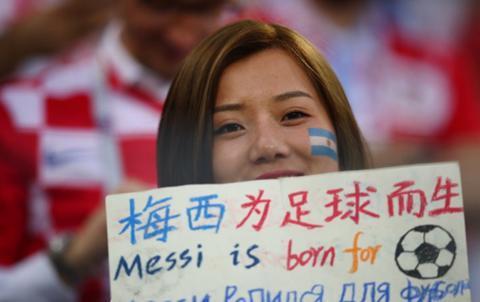 阿根廷女球迷庆祝梅西进球,女球迷支持梅西