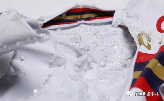 这个伦敦妹子，把脚汗做成了blingbling的水晶……