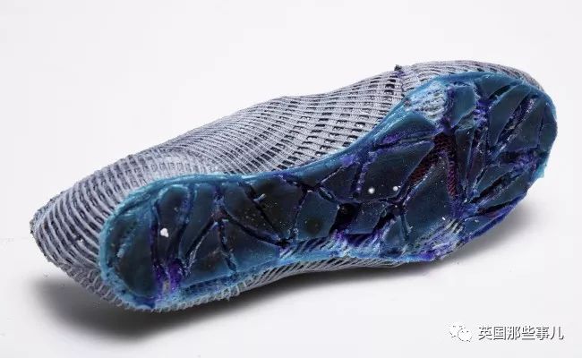 这个伦敦妹子，把脚汗做成了blingbling的水晶……