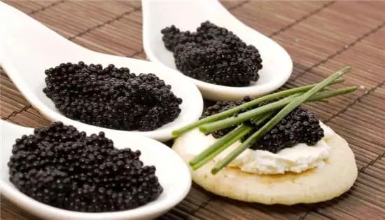 一勺中国的鱼子酱价值多少钱,顶级鱼子酱一口就要上千块