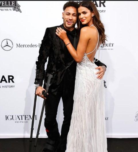 内马尔和女友同时落泪！世界杯身价最高球星，打进世界杯最晚进球