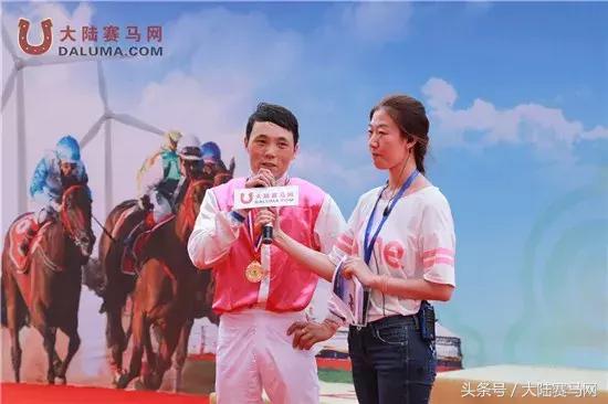 赛马点亮城市新名片：两位双冠王闪耀伊泰大漠“鄂尔多斯金杯”