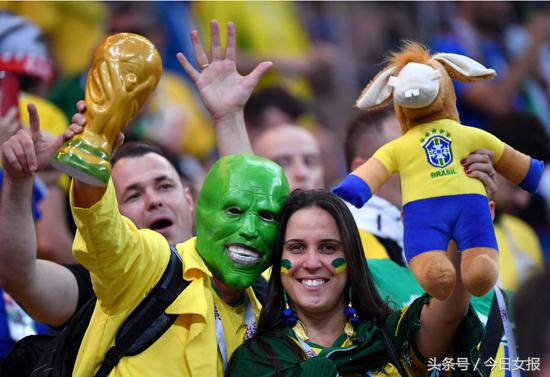 头顶“球场”化“猫”妆，“变相怪杰”满场飞，世界杯球迷谁最强