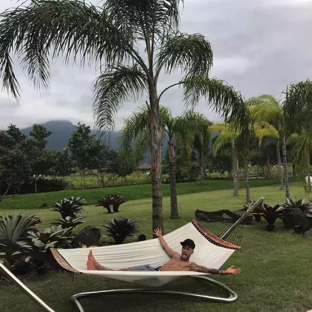 梅西到底有多少钱买了多少套房,梅西一个月工资多少钱