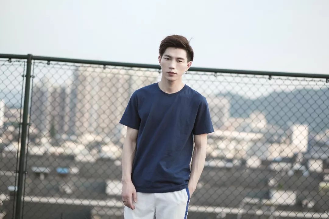 什么颜色的t恤不挑皮肤比较百搭,适合夏天的纯色各种颜色的t恤