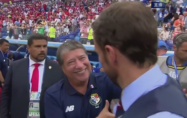输球赢人心！朝对手竖大拇指，巴拿马主帅这一友好动作被记录下来