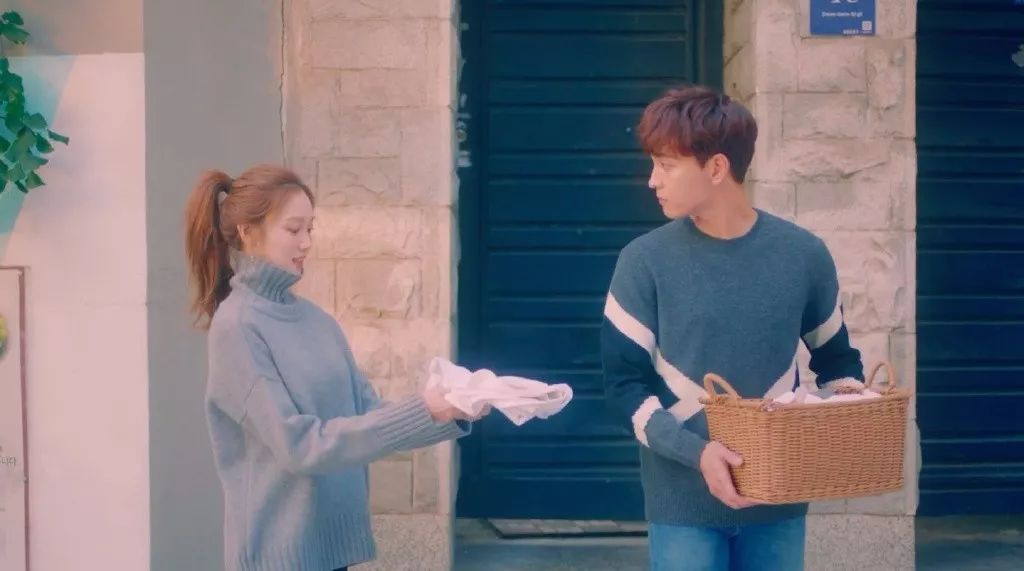 矮马尾扎发教程简单好看,你没见过的马尾扎法