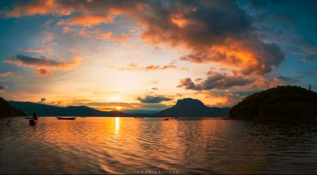 驻足眼前美景,泸沽湖的静谧之美