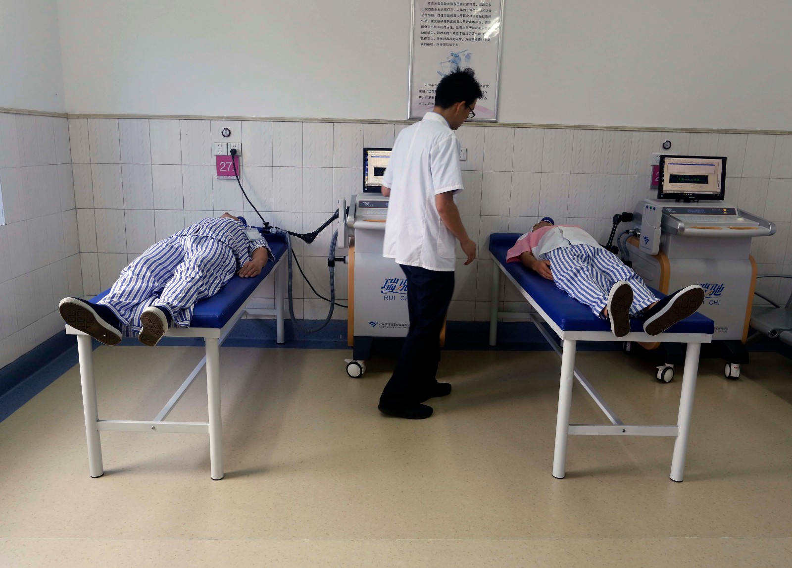 这位戒毒医生18年帮助15000人解除毒瘾,有人磕头谢恩