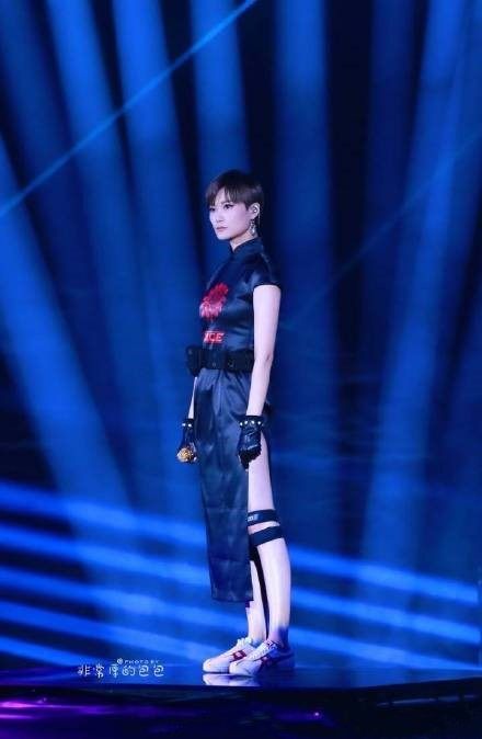 杨芸晴中性风现身,杨芸晴穿羊毛条纹套装