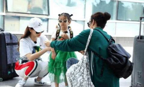 戚薇与老公李承铉晒出写真照，好养眼！女儿摘掉墨镜后，都笑了