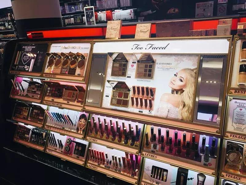 法国丝芙兰美女,外国加油站的女孩加油