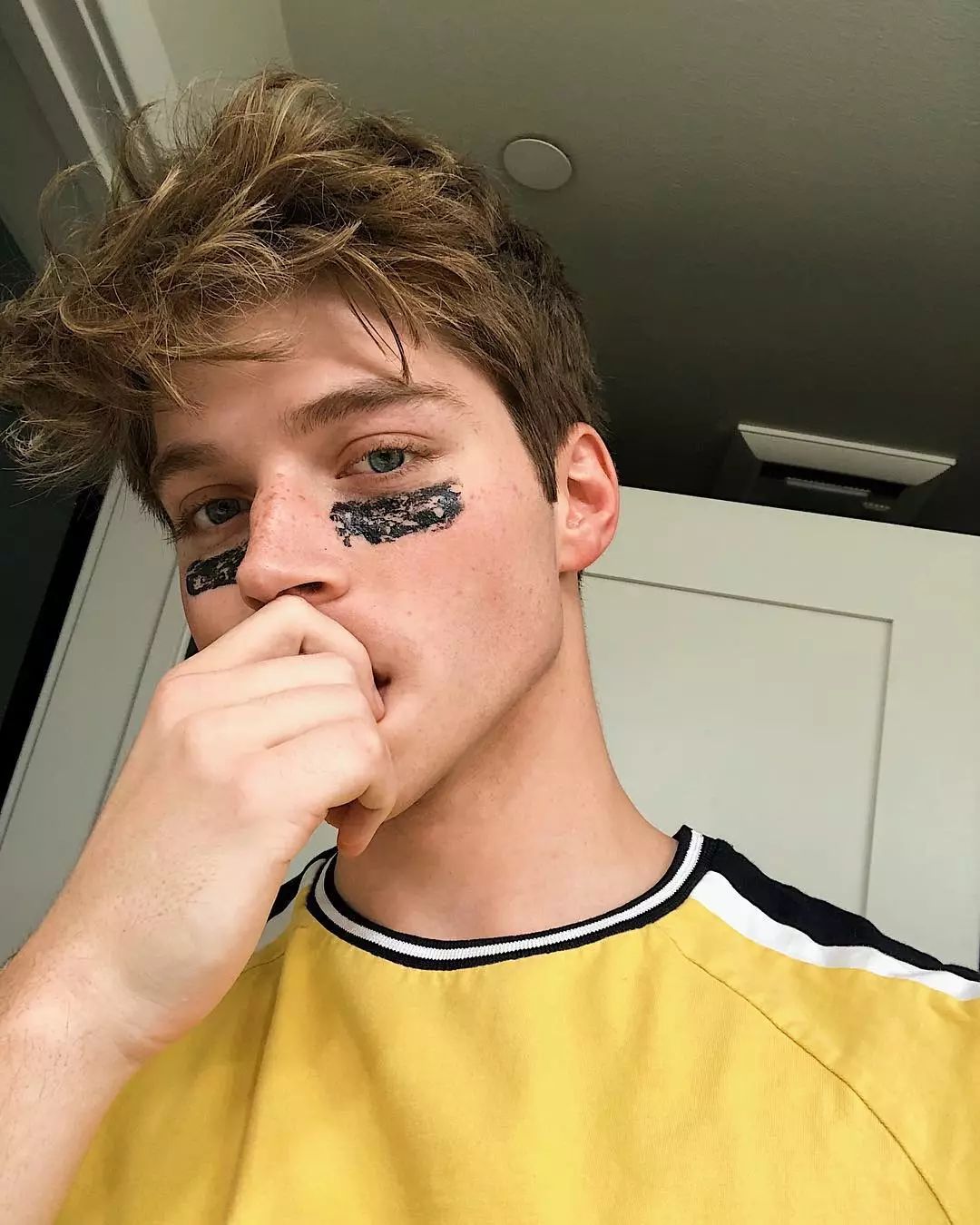 突然爆火男生,突然爆火的男孩是谁