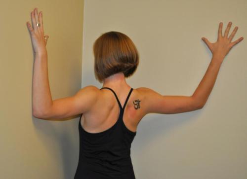 学会这几种姿势不会得肩周炎,四个动作让你告别肩周炎