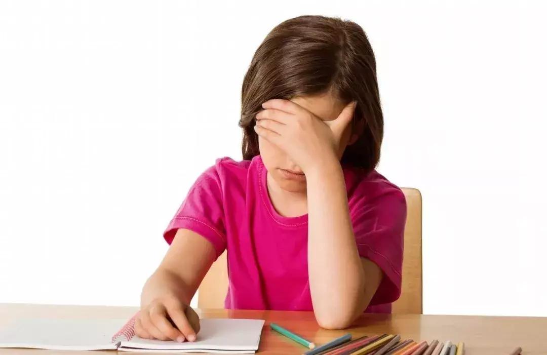 眼皮不对称是什么意思,眼皮不对称一只斜一点