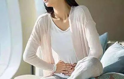 十八岁女孩脸上长满青春痘怎么办,15岁女孩脸上青春痘