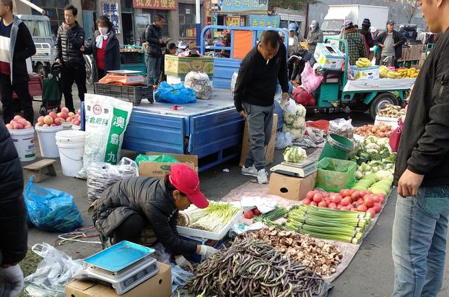 农民卖菜一年挣多少钱,农村集市卖菜一天能挣多少