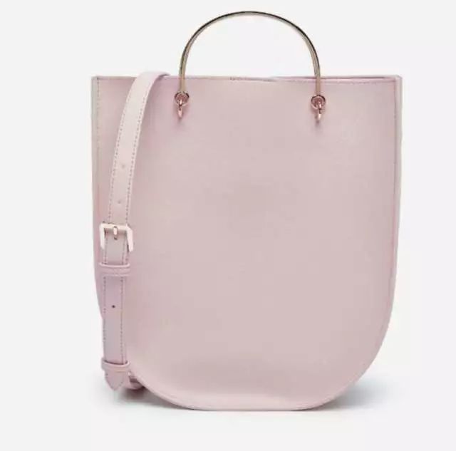 背小ck的女生真的很掉价吗,背小包包的女孩子