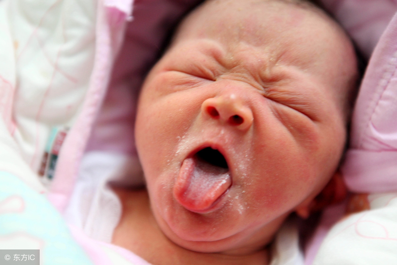 新生儿手脚皮肤干燥脱皮,新生儿皮肤干燥脱皮是什么原因