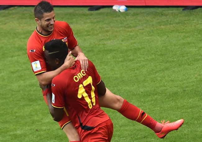 c罗被铲鲁尼出头,c罗被铲球站起来